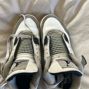 Used size 5.5 in Men’s or size 7 in womens Military Blacks Jordan 4’s